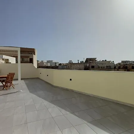 Tan-nanniet Penthouse In Dingli