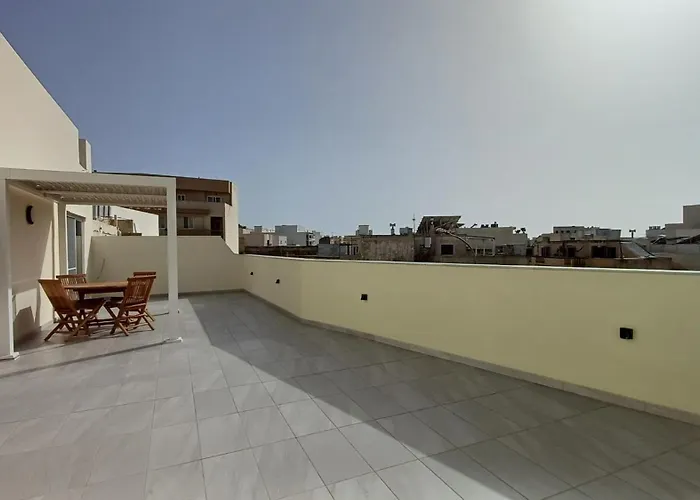 Tan-nanniet Penthouse In Dingli